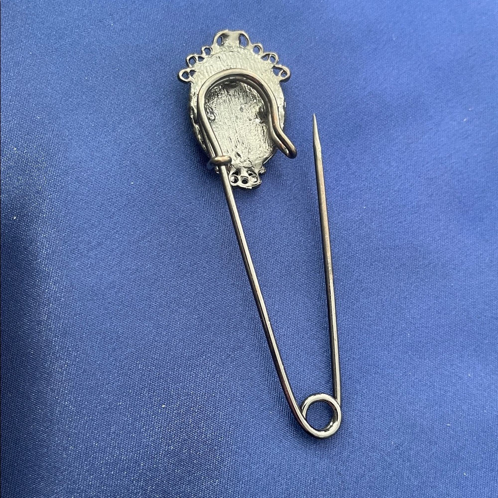 Elegant Silver Cameo Brooch - Picture 4 of 4